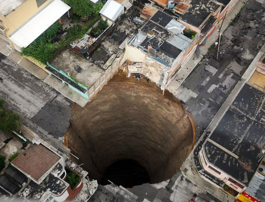 Sink Hole Photos - Giant Sinkhole In Guatemala Photos